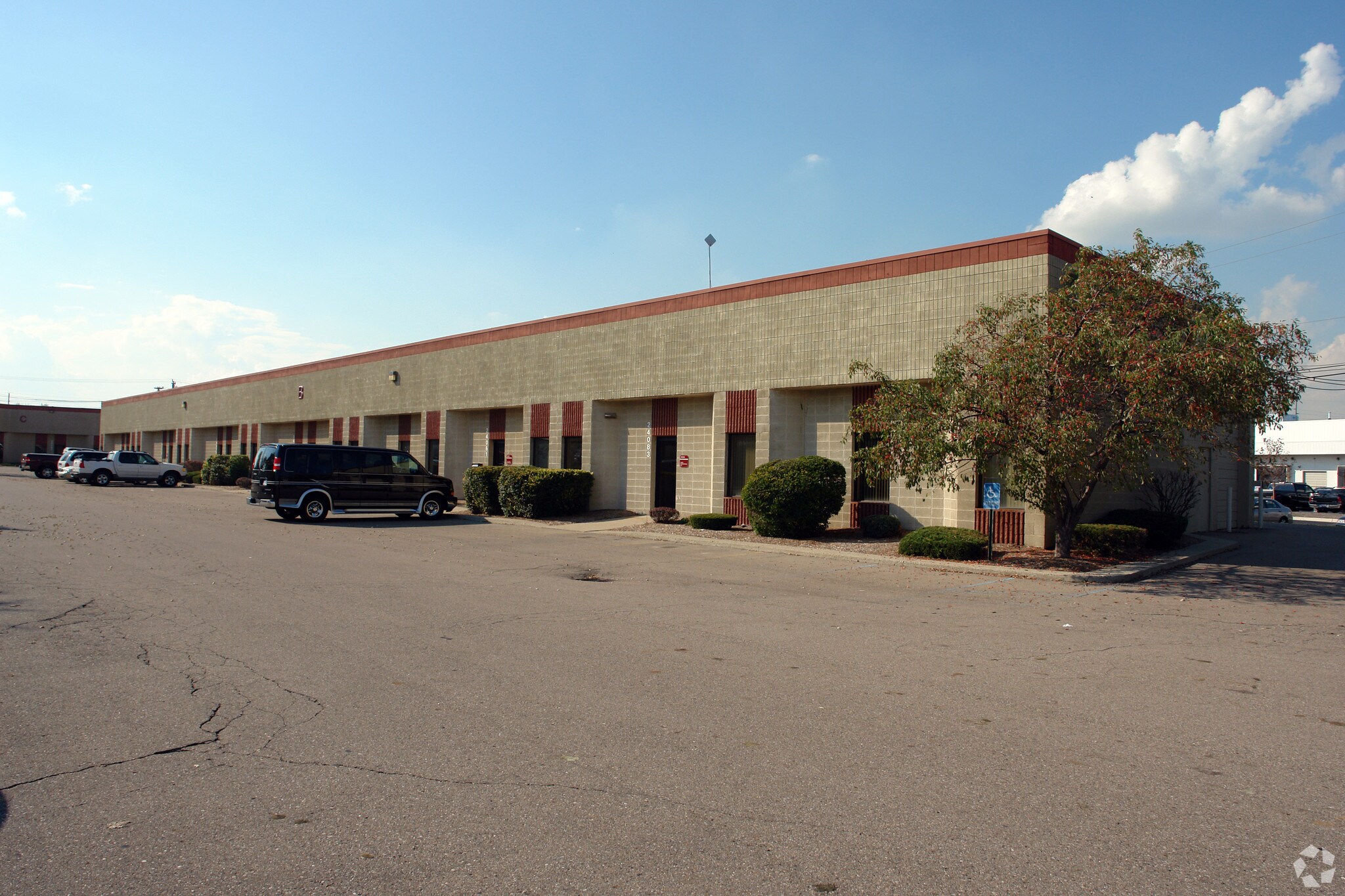 24073-24083 Research Dr, Farmington Hills, MI à louer Photo de l’immeuble– Image 1 sur 6