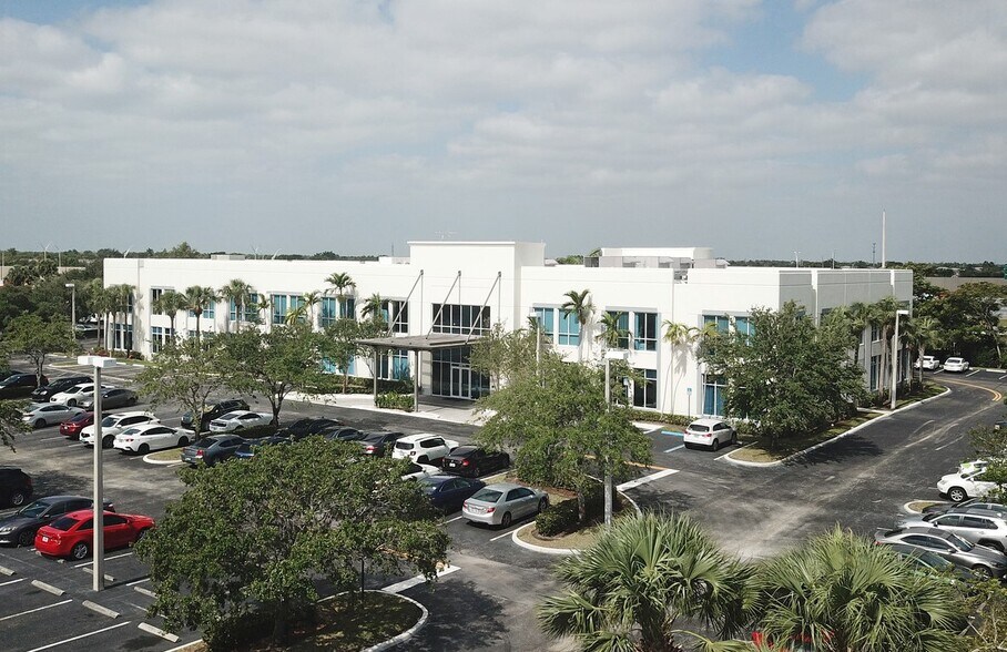 2010 NW 150th Ave, Pembroke Pines, FL à louer - Photo de l’immeuble – Image 2 sur 15