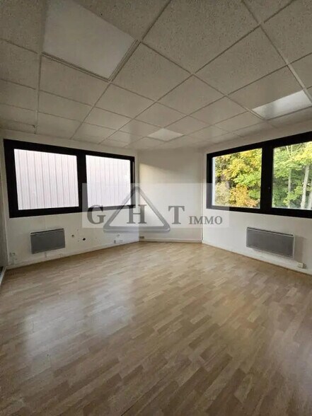 Bureau dans Verrières-le-Buisson à louer - Photo de l’immeuble – Image 1 sur 4