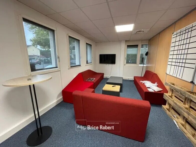 Bureau dans Bron à louer - Photo de l’immeuble – Image 3 sur 3