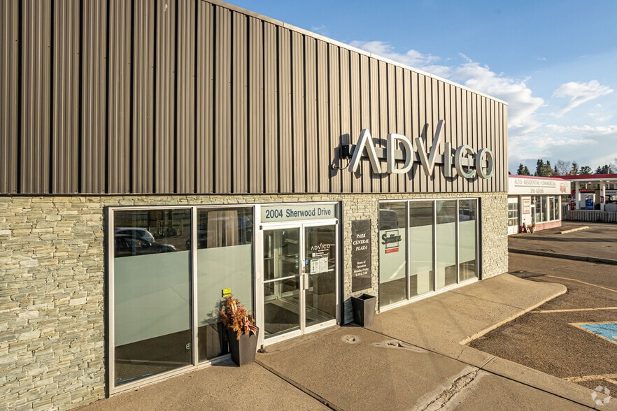 2004 Sherwood Dr, Sherwood Park, AB à vendre - Photo principale – Image 2 sur 6