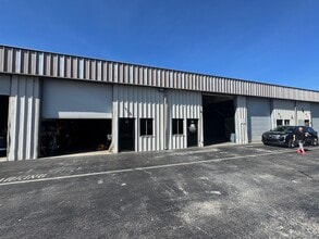 2420 Concorde Dr, Fort Myers, FL à louer Photo de l’immeuble– Image 1 sur 23