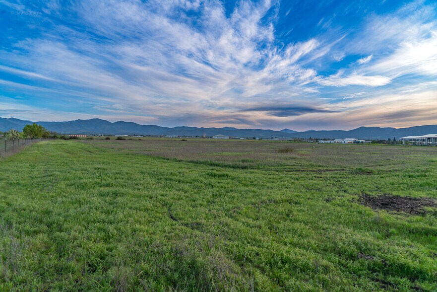 4676 Industry Dr, Medford, OR à vendre - Photo de l’immeuble – Image 3 sur 8