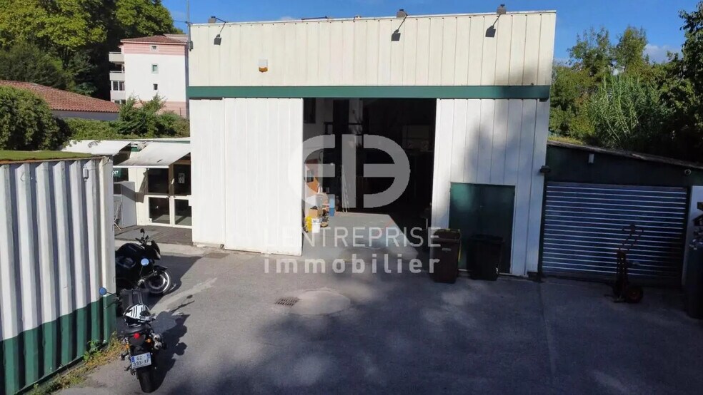 Local d’activités dans Cagnes-sur-Mer à louer - Photo de l’immeuble – Image 3 sur 12