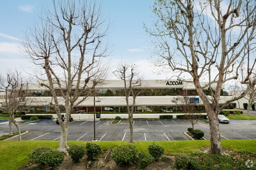 1220 Avenida Acaso, Camarillo, CA à louer - Photo de l’immeuble – Image 2 sur 9