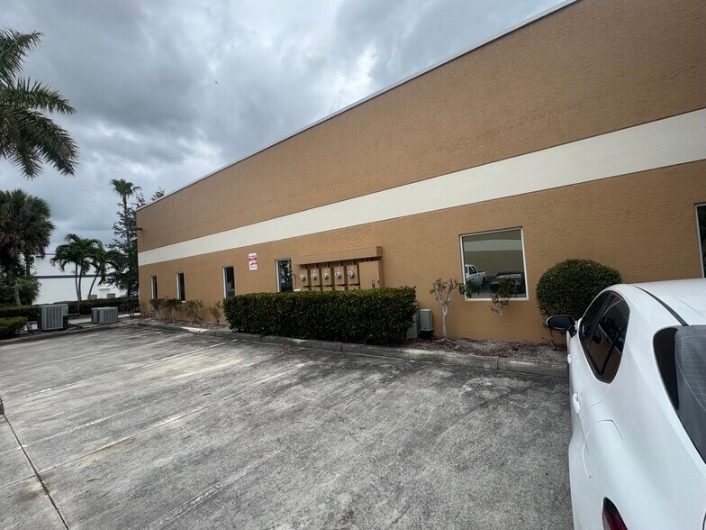 1410 Park Ln S, Jupiter, FL à louer - Photo de l’immeuble – Image 2 sur 25