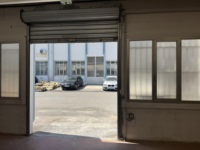 Local d’activités dans Vallauris à louer - Photo de l’immeuble – Image 3 sur 7