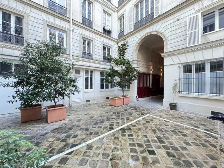 8 Rue Rougemont, Paris à vendre - Photo de l’immeuble – Image 2 sur 13