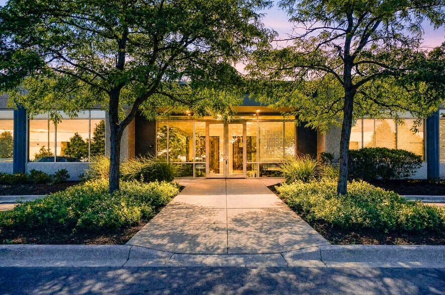 2350 Ravine Way, Glenview, IL à louer - Photo de l’immeuble – Image 3 sur 21