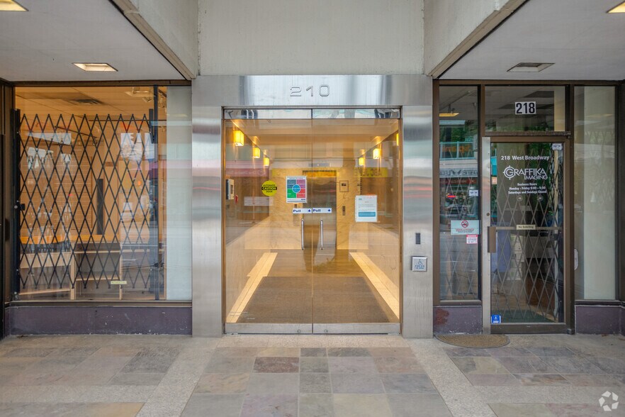 210 W Broadway, Vancouver, BC à louer - Photo de l’immeuble – Image 3 sur 15