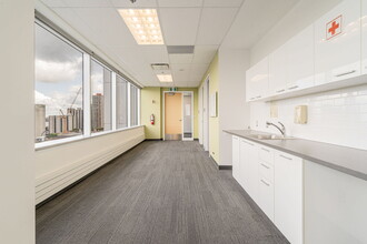 1225 Rue Saint-Charles O, Longueuil, QC à louer Photo intérieure– Image 2 sur 4