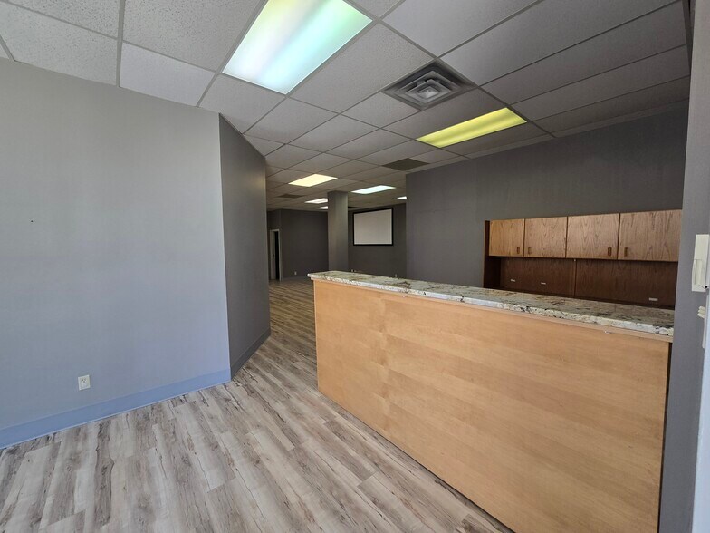 5580 45 St, Red Deer, AB à louer - Photo de l’immeuble – Image 2 sur 16