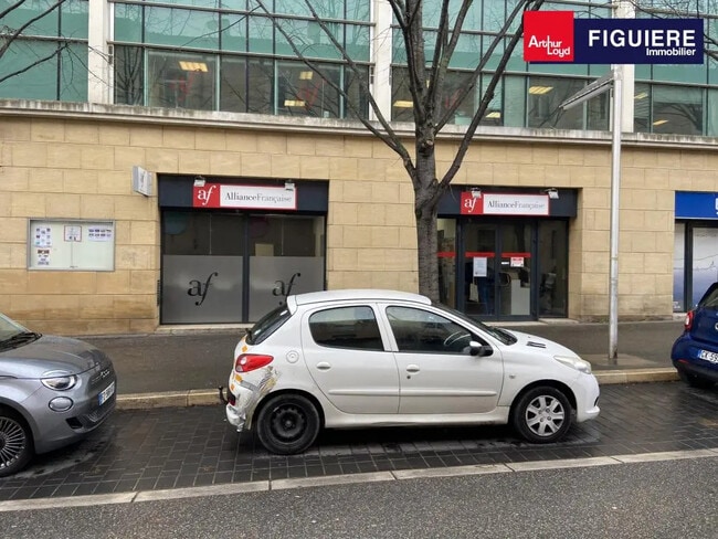 Plus de détails pour 4 Place Barthelemy Niollon, Aix-en-Provence - Local commercial à louer