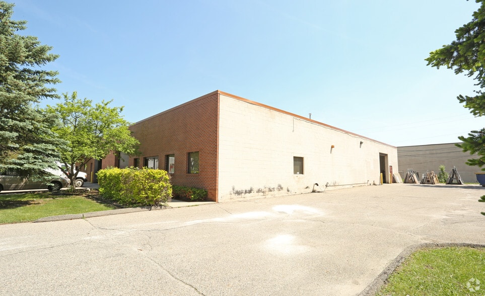 31711-31715 W 8 Mile Rd, Livonia, MI à louer - Photo de l’immeuble – Image 2 sur 10