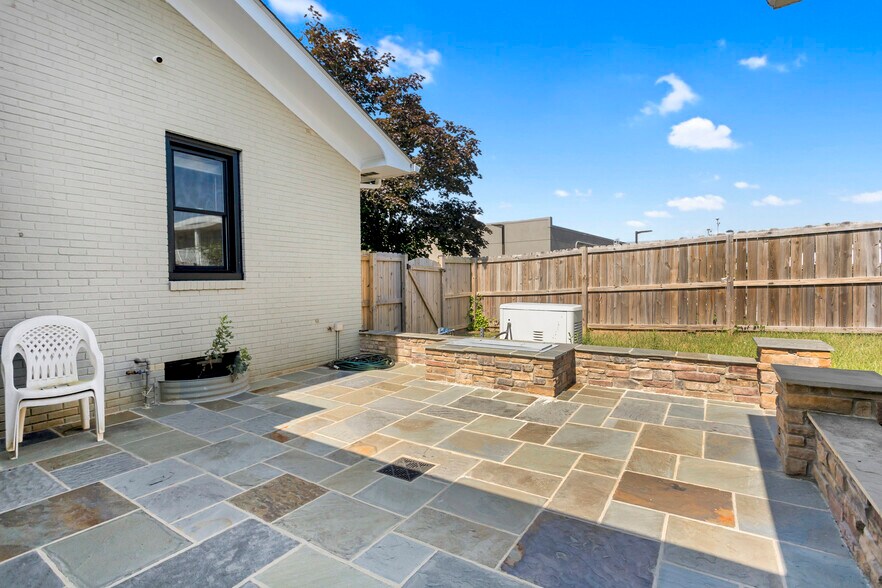 1000 Oakwood St, Fredericksburg, VA à louer - Photo de l’immeuble – Image 2 sur 9
