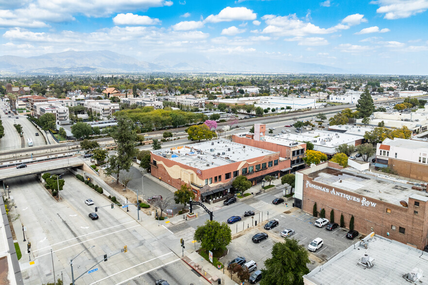 135-185 E 2nd St, Pomona, CA à louer - Photo de l’immeuble – Image 2 sur 16