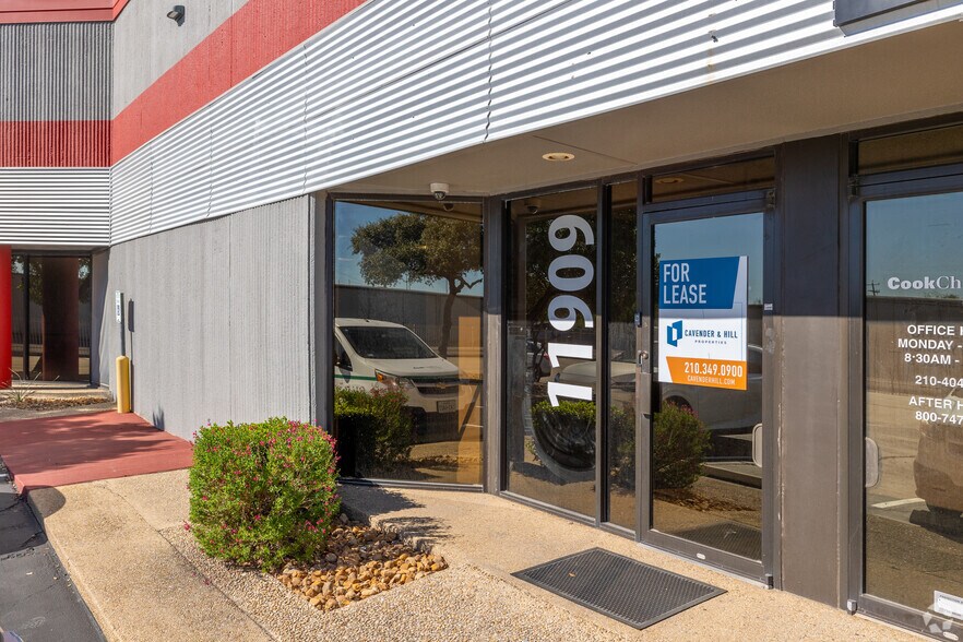 11905-11945 Starcrest Dr, San Antonio, TX à louer - Photo principale – Image 1 sur 22