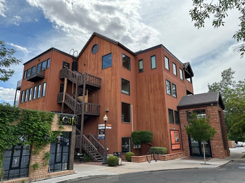 2 W Saint George Blvd, St George, UT à louer - Photo de l’immeuble – Image 1 sur 31