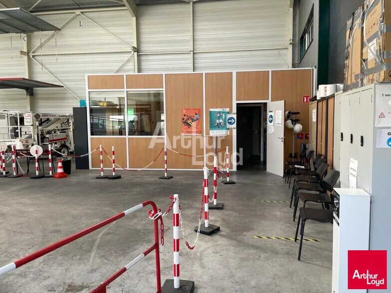 Local d’activités dans Villebarou à louer - Photo intérieure – Image 1 sur 2