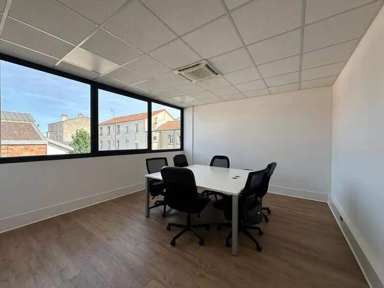 Bureau dans Ivry-sur-Seine à louer - Photo de l’immeuble – Image 2 sur 32