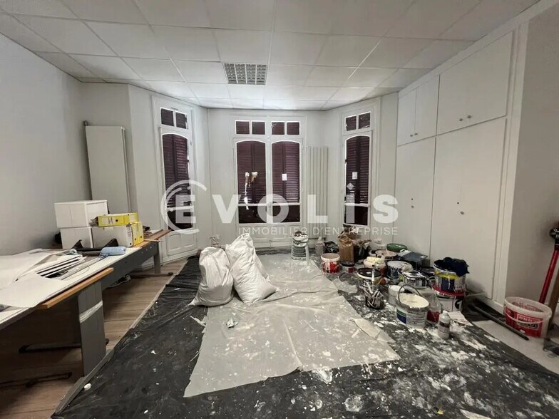 Bureau dans Mandres-les-Roses à louer - Photo de l’immeuble – Image 3 sur 7