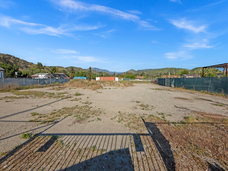 9040 Sunland Blvd, Sun Valley, CA à vendre - Photo de l’immeuble – Image 2 sur 6