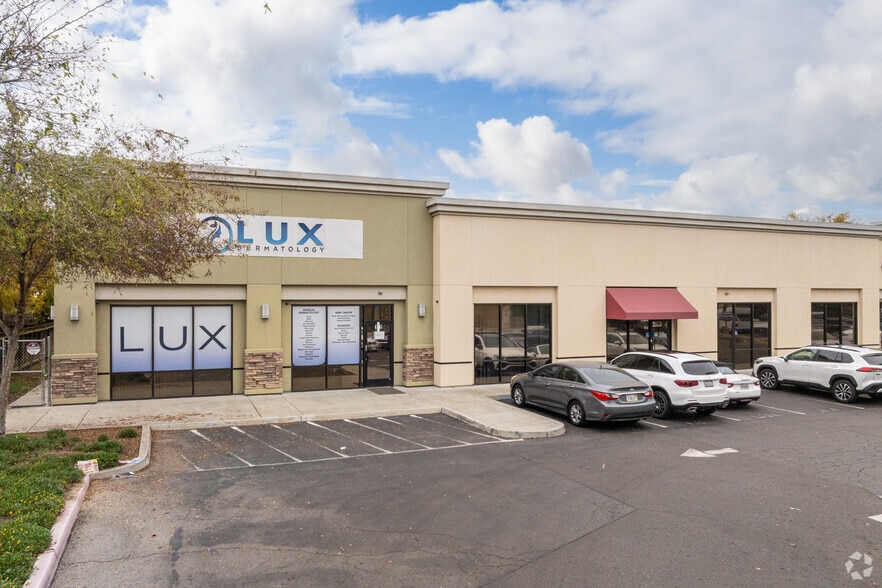 325 Mall Dr, Hanford, CA à vendre - Photo de l’immeuble – Image 2 sur 6