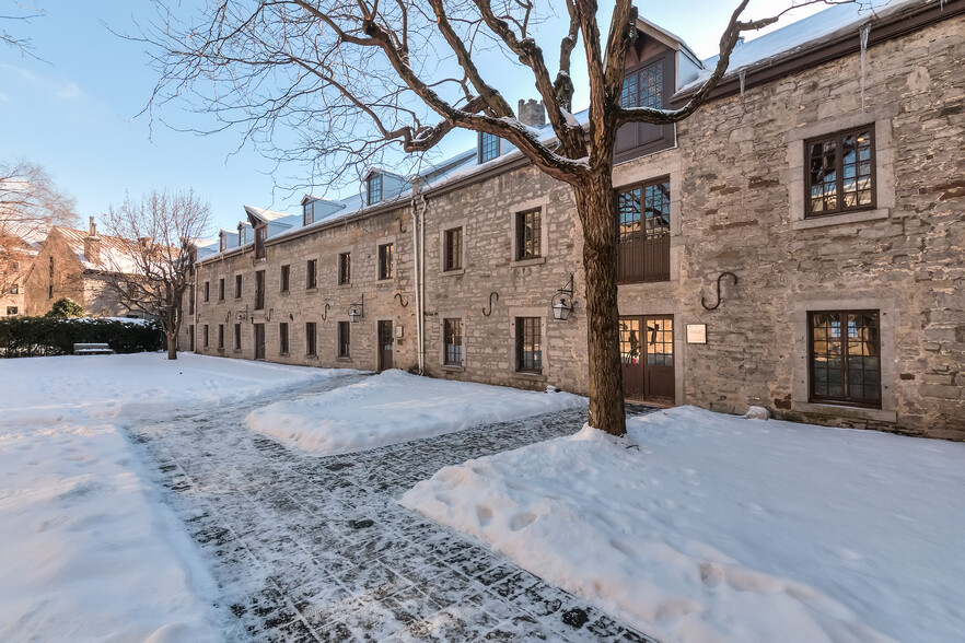 306 Pl D'Youville #A10, Montréal, QC à louer - Photo principale – Image 1 sur 6