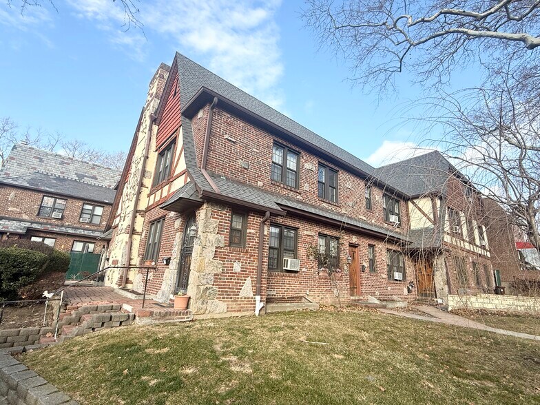 190-17 Crocheron Ave, Flushing, NY à vendre - Photo de l’immeuble – Image 2 sur 17