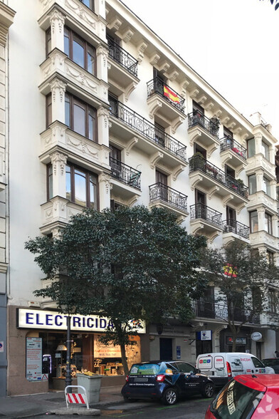 Immeuble residentiel dans Madrid, Madrid à vendre - Photo de l’immeuble – Image 2 sur 2