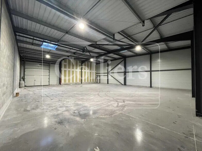 Bureau dans Saint-Estève-Janson à louer - Photo intérieure – Image 1 sur 8