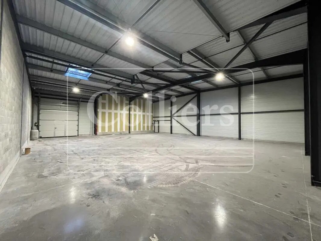 Bureau dans Saint-Estève-Janson à louer Photo de l’immeuble– Image 1 sur 9