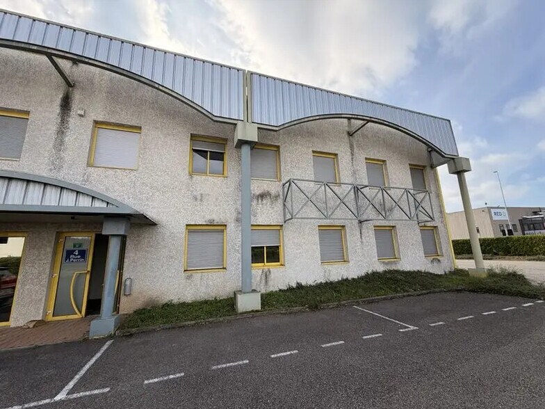 Local d'activités dans Genas à vendre - Photo de l’immeuble – Image 2 sur 11