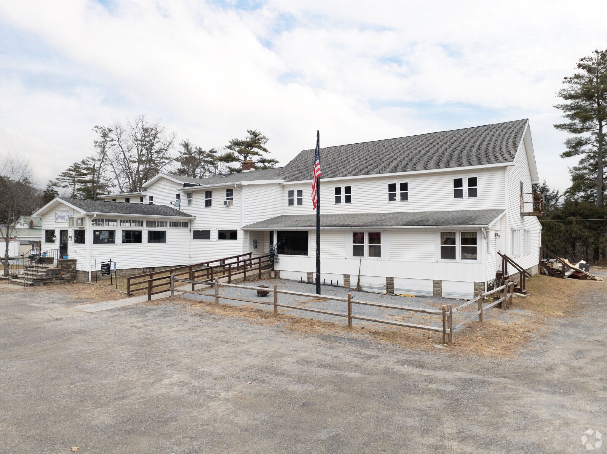 13 Park Ave, Hadley, NY à vendre Photo principale– Image 1 sur 85