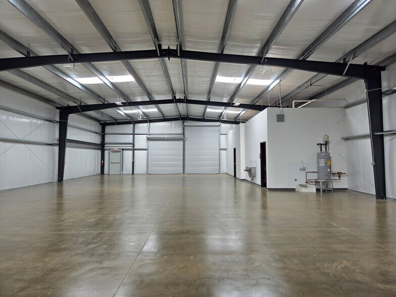 114 Industrial Dr, Forney, TX à louer - Photo intérieure – Image 2 sur 3