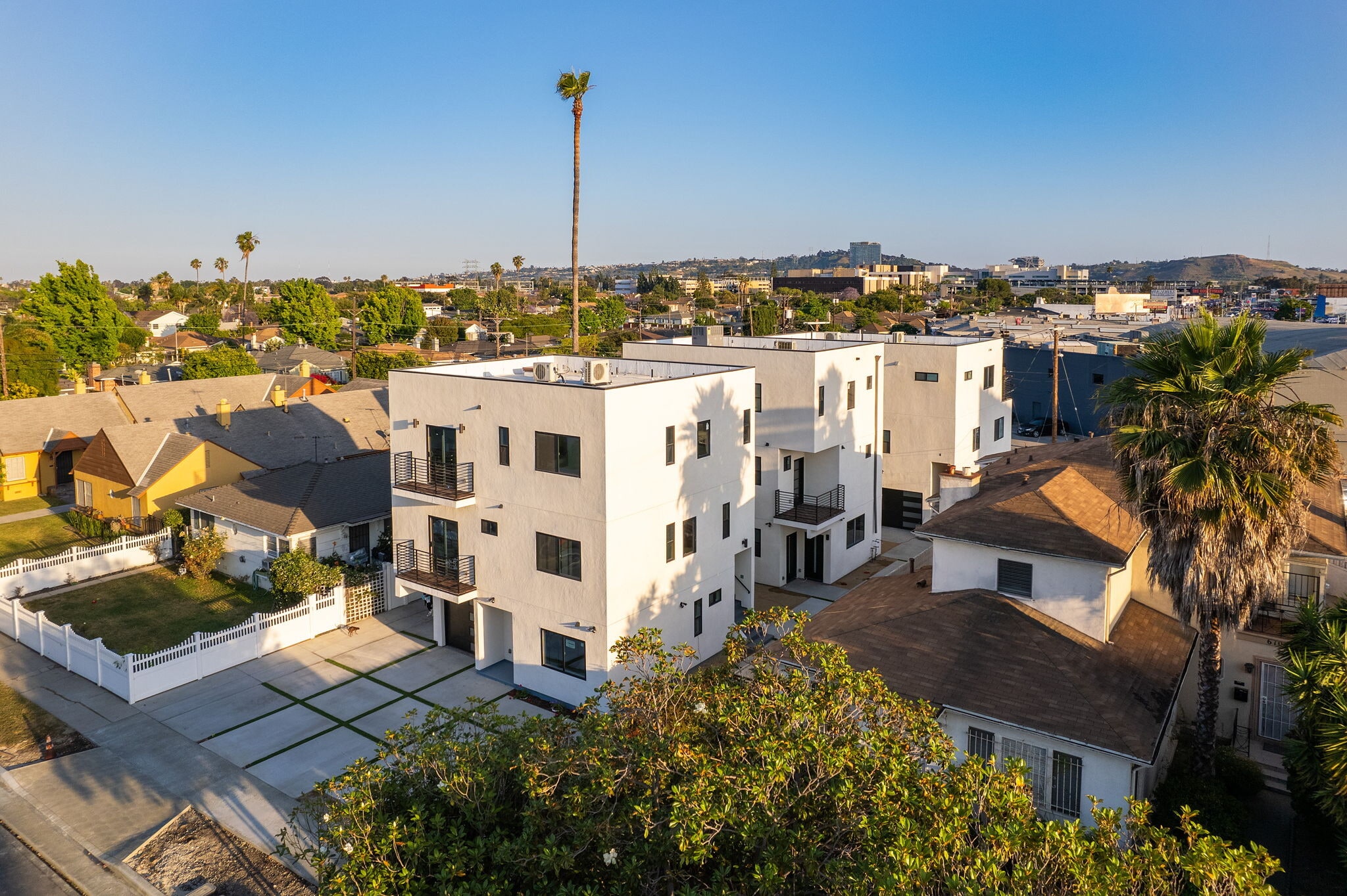 6082 W 18th St, Los Angeles, CA à vendre Photo de l’immeuble– Image 1 sur 49