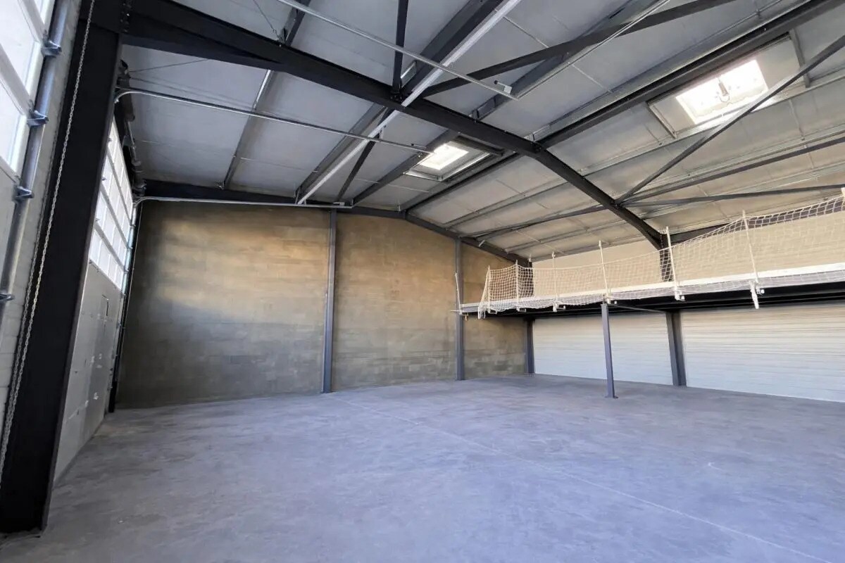 Local d’activités dans La Crau à louer Photo de l’immeuble– Image 1 sur 11