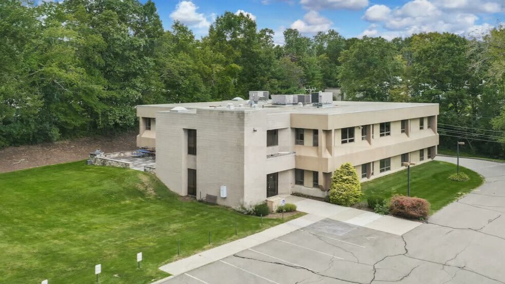 14 Commerce Rd, Newtown, CT à louer - Vidéo sur l’annonce professionnelle – Image 2 sur 7
