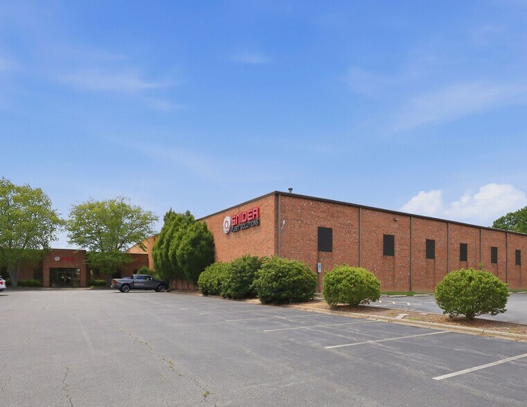 200 E Meadowview Rd, Greensboro, NC à louer - Photo principale – Image 1 sur 11