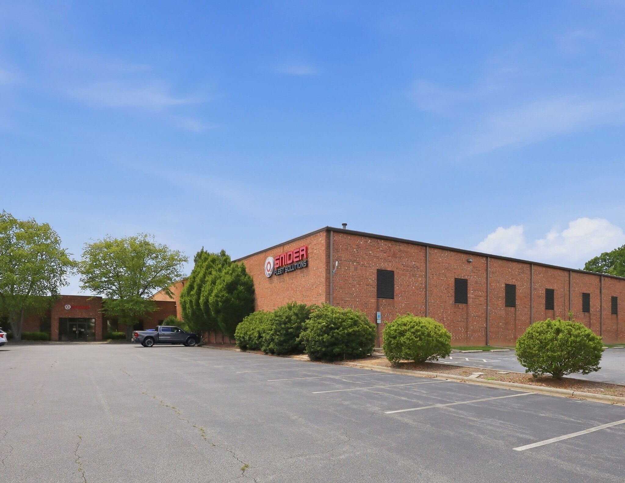 200 E Meadowview Rd, Greensboro, NC à louer Photo principale– Image 1 sur 12