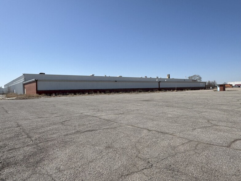 3401 E 4th Ave, Hutchinson, KS à vendre - Photo de l’immeuble – Image 2 sur 9