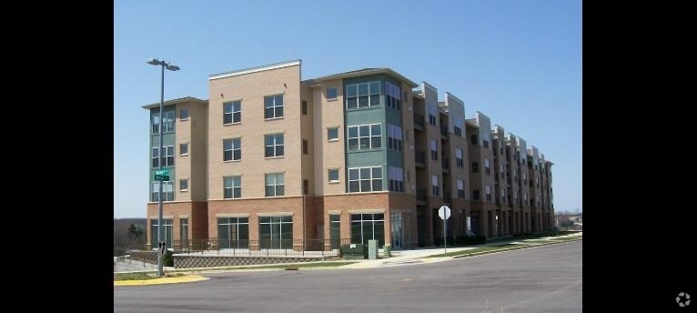 8201 Mayo Dr, Madison, WI à vendre - Photo de l’immeuble – Image 2 sur 7