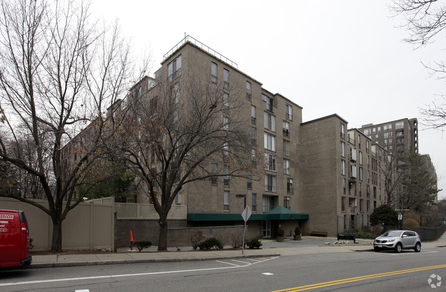 77 Pond Ave, Brookline, MA à vendre - Photo de l’immeuble – Image 1 sur 28
