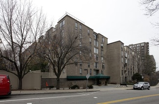 Plus de détails pour 77 Pond Ave, Brookline, MA - Logement à vendre
