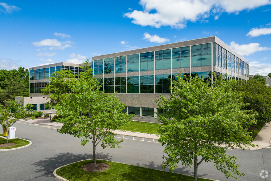 120 Eagle Rock Ave, East Hanover, NJ à louer - Photo de l’immeuble – Image 2 sur 15