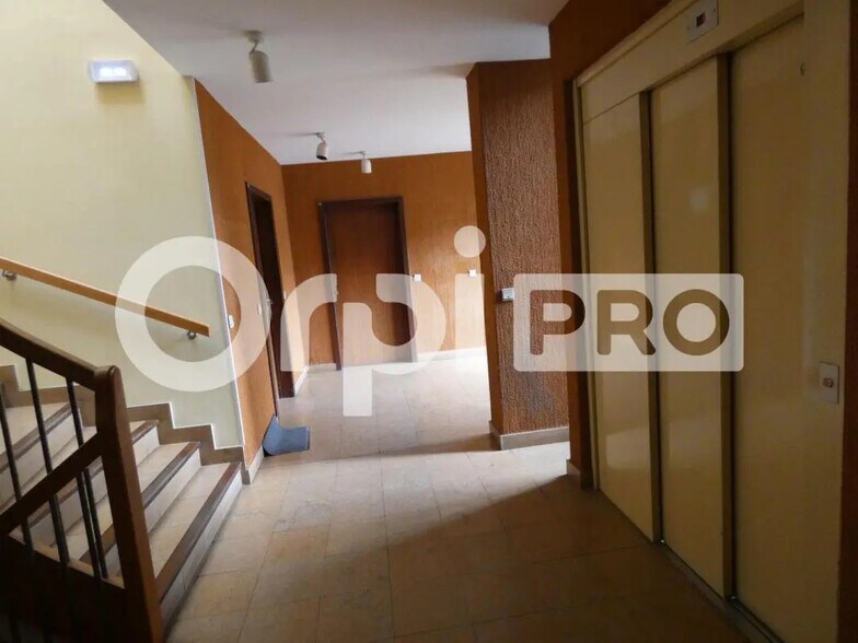 Bureau dans Manosque à vendre - Hall d’entrée – Image 2 sur 6