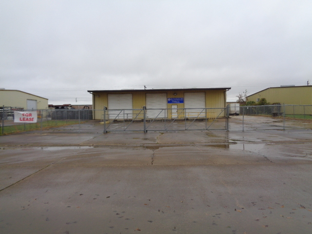 903 Industrial St, Clute, TX à louer Photo de l’immeuble– Image 1 sur 3