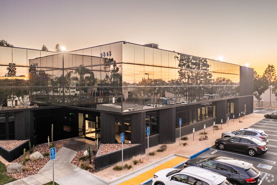 3545 Howard Way, Costa Mesa, CA à louer - Photo de l’immeuble – Image 3 sur 5