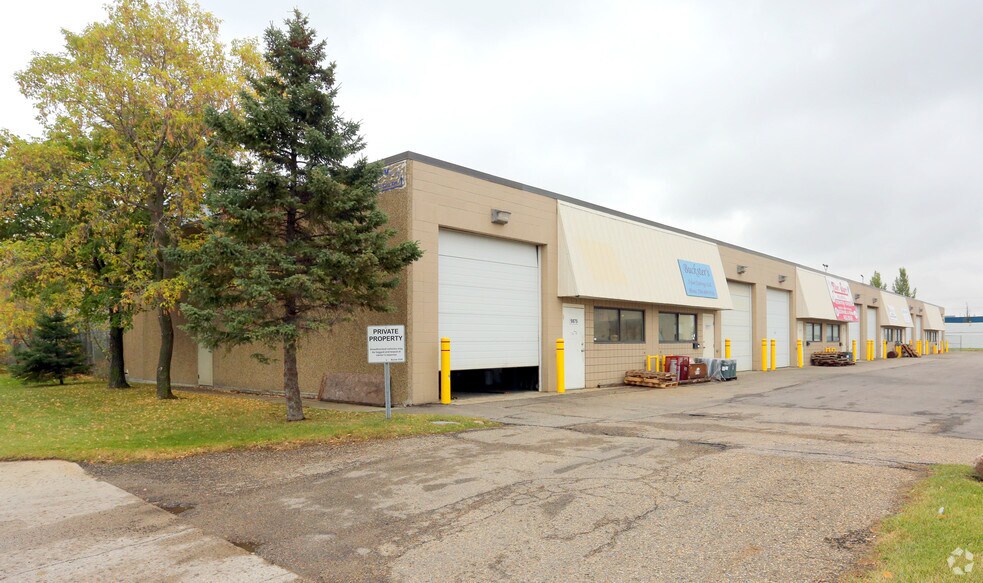 9861-9869 33 Av NW, Edmonton, AB à louer - Photo principale – Image 2 sur 4
