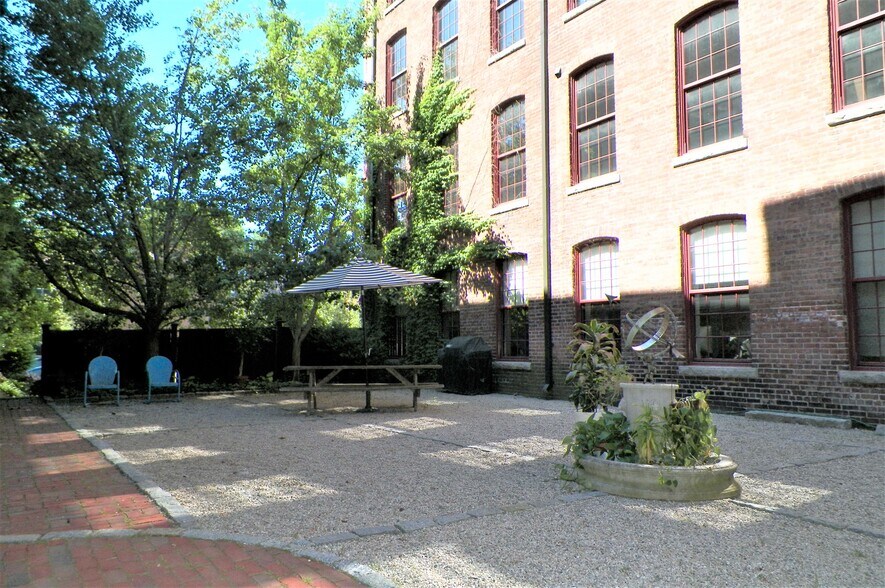 163 Exchange St, Pawtucket, RI à louer - Photo de l’immeuble – Image 1 sur 10